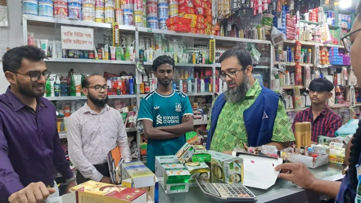 নকল স্কিন ক্রিম বিক্রি করায়  চারঘাটে ২টি প্রতিষ্ঠানকে জরিমানা